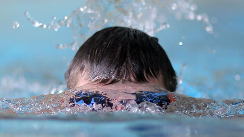 Kopf unter Wasser: Beim Brustschwimmen kommt es auf die richtige Körperhaltung an.