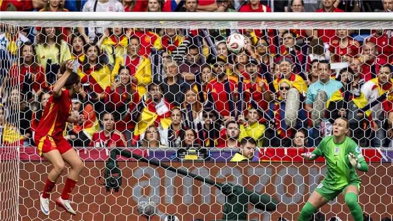 Im Elfmeterschießen: England gewinnt EM-Finale gegen Spanien Kopfball von Mariona Caldentey zum 1:0 für Spanien.