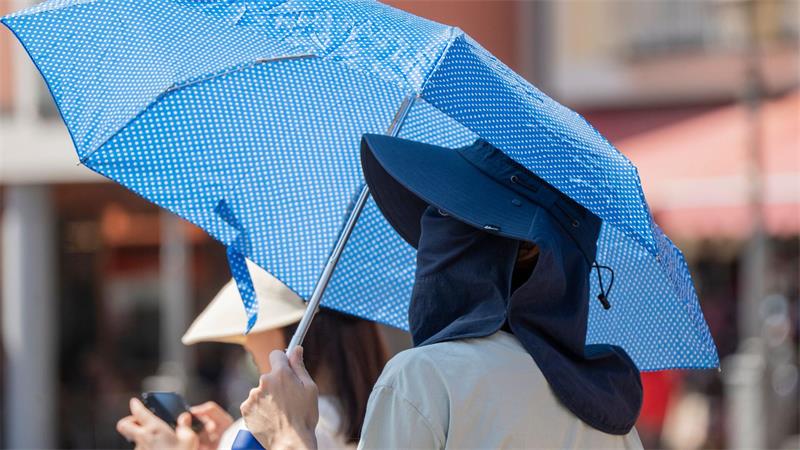 Kopfbedeckung, Sonnenschutz und Co. - in diesen Tagen gefragte Begleiter.