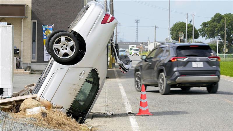 Bilder des Tages Kopfüber - Auto steckt nach starkem regen fest