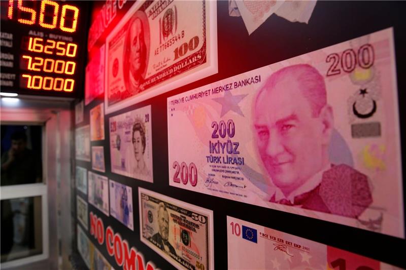 Kopie einer 200-Lira-Banknote mit einem Foto des Gründers der Republik Türkei, Mustafa Kemal Atatürk, in einer Wechselstube in Istanbul.