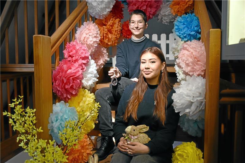Kori Jara Romero (vorne) tobt sich mit der Deko im Zinnfigurenmuseum aus und steckt bis Ostern noch in der Pompon-Produktion: Das ganz Museum soll aussehen wie in ein Blumenmeer getaucht. Hausherrin Lea Knupper (hinten) hofft bei der Ostereiersuche am 31. März auf einen Ansturm wie an Halloween – das Team ist bereit. Foto: Kempfer