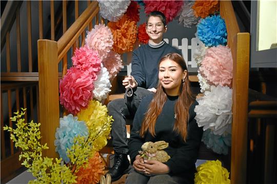 Kori Jara Romero (vorne) tobt sich mit der Deko im Zinnfigurenmuseum aus und steckt bis Ostern noch in der Pompon-Produktion: Das ganz Museum soll aussehen wie in ein Blumenmeer getaucht. Hausherrin Lea Knupper (hinten) hofft bei der Ostereiersuche am 31. März auf einen Ansturm wie an Halloween – das Team ist bereit. Foto: Kempfer