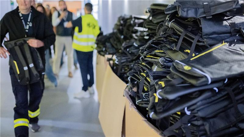 Kostenlose Rucksäcke liegen bei der Messe Interschutz an einem Stand. 