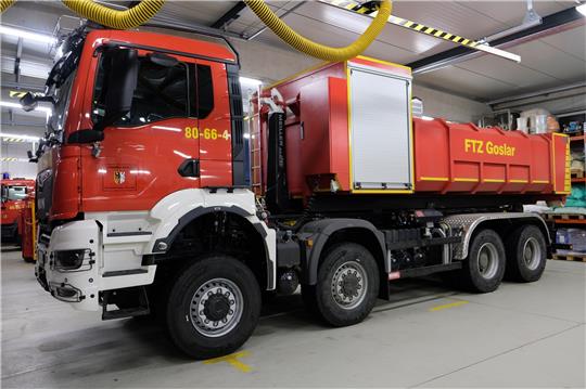 Kostet 320.000 Euro: Der Wechsellader kann Container transportieren und ist ebenfalls geländegängig. Foto: Landkreis