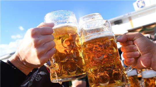 Kostet heuer bis zu 15,80 Euro: Die Wiesn-Maß.