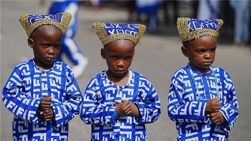 Kostümierte Kinder treten während des Fanti-Karnevals in Nigeria auf.