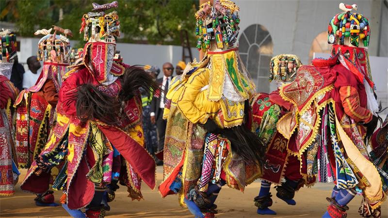 Kostümierte Menschen treten beim jährlichen Maskenfest in Porto-Novo, Benin, auf.