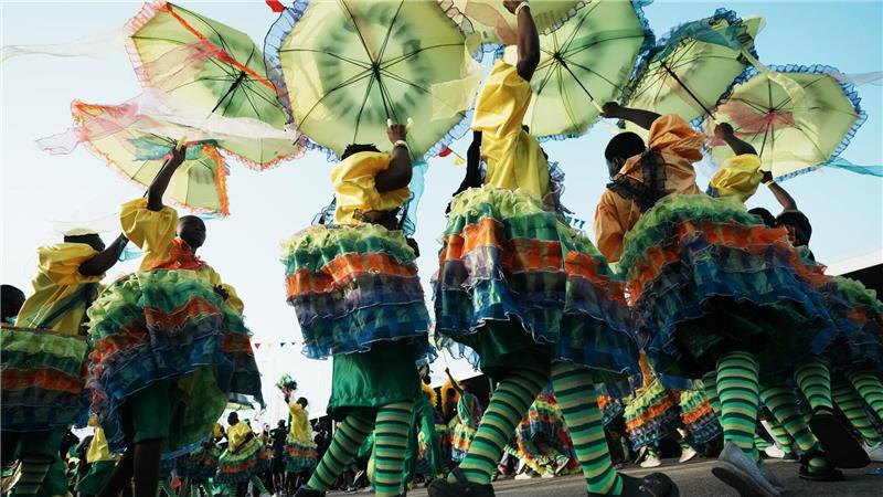 Kostümierte Menschen treten während des Fanti-Karnevals in Lagos, Nigeria, auf. 