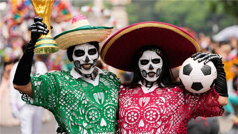 Kostümierte bei WM-Parade in Mexiko-Stadt