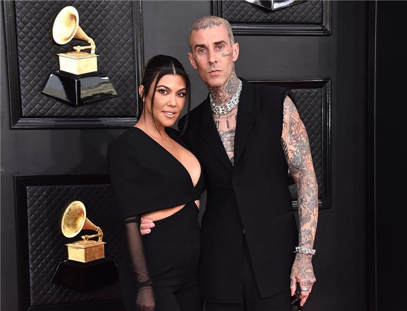 Kourtney Kardashian und Travis Barker haben ihre Beziehung im Februar 2021 öffentlich gemacht.