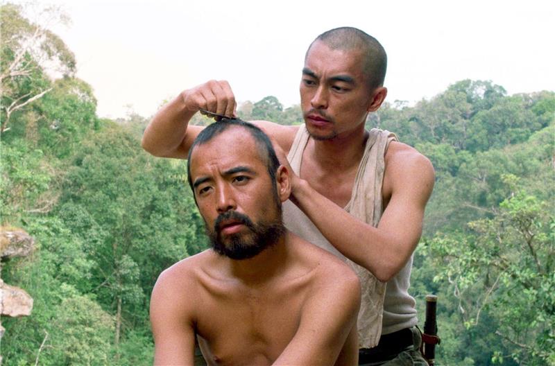 Kozuka (Yuya Matsuura, li.) und Leutnant Onoda (Yuya Endo) in «Onoda : 10.000 Nächte im Dschungel».