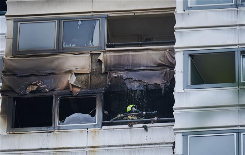 Feuer im Hochhaus: Zwei Menschen springen in den Tod Kräfte der Feuerwehr im Einsatz in dem in Brand geratenen Hochhaus in Berlin-Kreuzberg.
