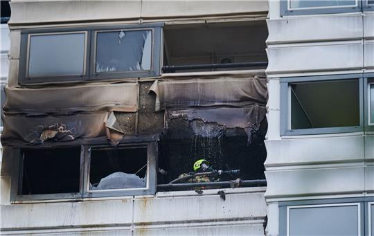 Kräfte der Feuerwehr im Einsatz in dem in Brand geratenen Hochhaus in Berlin-Kreuzberg.