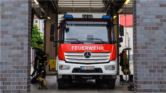 Kräfte der Feuerwehr rücken auf ein Feld aus, um nicht nur einen Traktor, sondern auch das Feld selbst zu löschen. (Symbolbild)