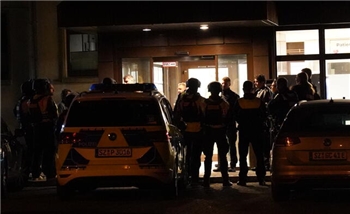 Kräfte der Polizei stehen vor dem Eingang des Krankenhauses in Salzgitters Stadtteil Bad.
