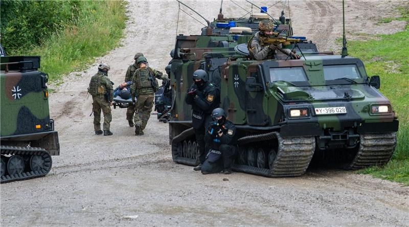 Polizei und Bundeswehr üben Terrorabwehr in den Alpen Kräfte von Polizei, Bundeswehr, Rettungsdiensten und Bergwacht proben die Versorgung und den Abtransport von verwundeten Polizisten.