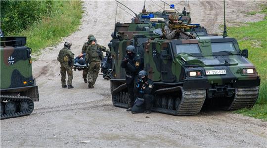 Kräfte von Polizei, Bundeswehr, Rettungsdiensten und Bergwacht proben die Versorgung und den Abtransport von verwundeten Polizisten.