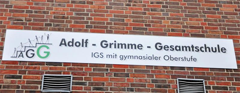 Welche ist die größte Schule im gesamten Landkreis Goslar? Der Namenszug Adolf-Grimme-Gesamtschule schmückt das Schulgebäude in Oker.