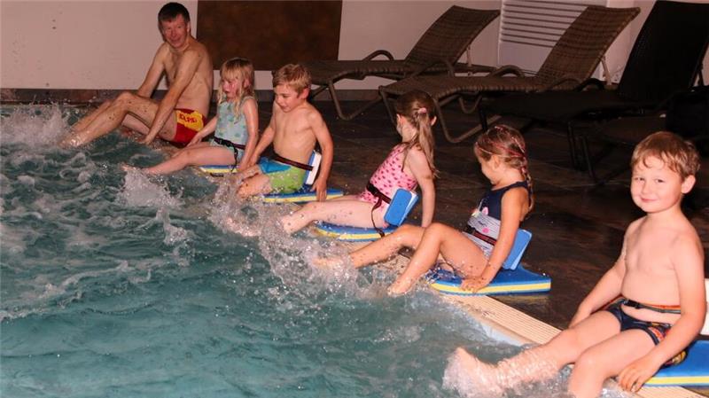 Nordharzer Kinder auf dem Weg zum Seepferdchen Kräftiges Planschen gehört am Anfang der Stunde dazu.
