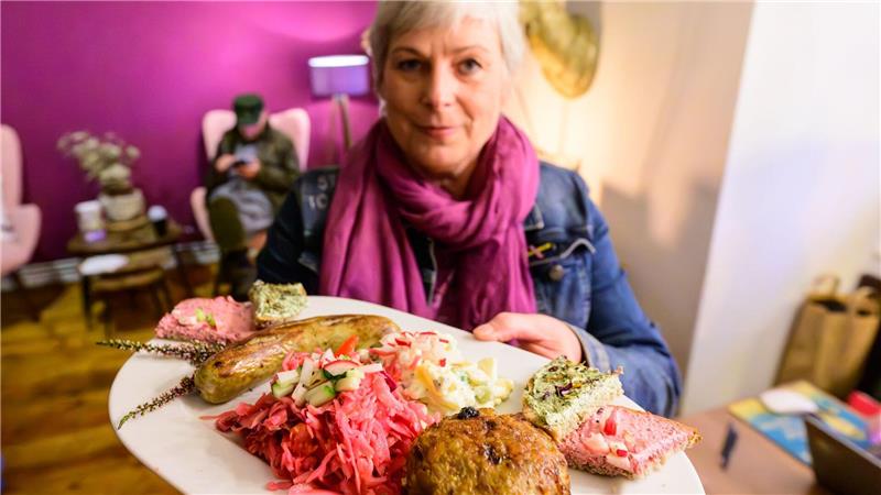 Wacholder-Gin und „FrikHEIDElle“ bei der 2. Heidjer.ART Kräuterfachfrau Marion Putensen zeigt einen Teller mit verschieden Speisen, in denen unter anderem Heidekräuter vorkommen.