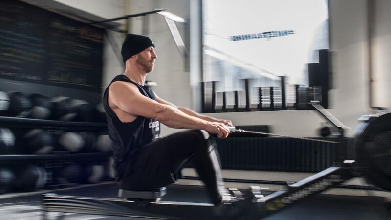 10 Tipps für Läufer, die ihre Fitness steigern wollen Krafttraining: Muskelaufbau verbessert auch die Laufleistung.