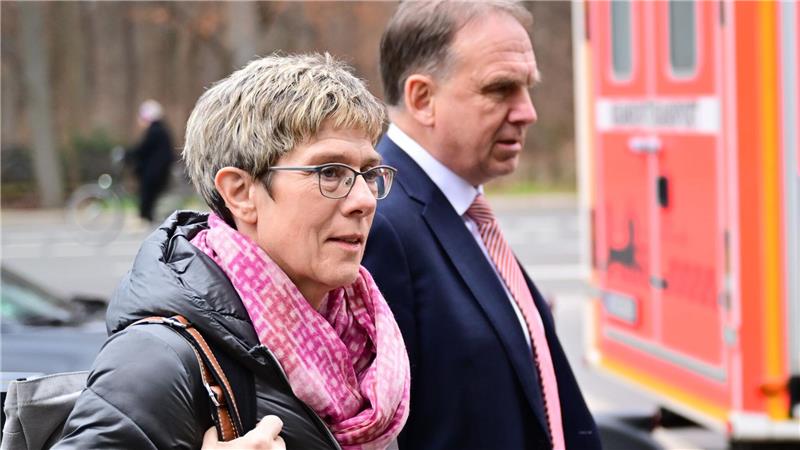 Kramp-Karrenbauer setzt sich gegen Krings durch. 