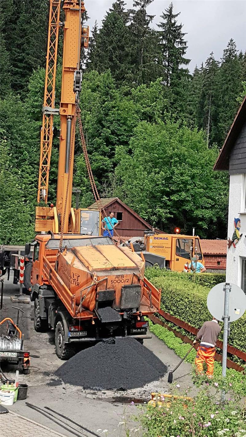 Kran aus Seesen bringt den Auflieger wieder ins Lot. Der Straßenbelag sagt dabei endgültig „tschüss“.