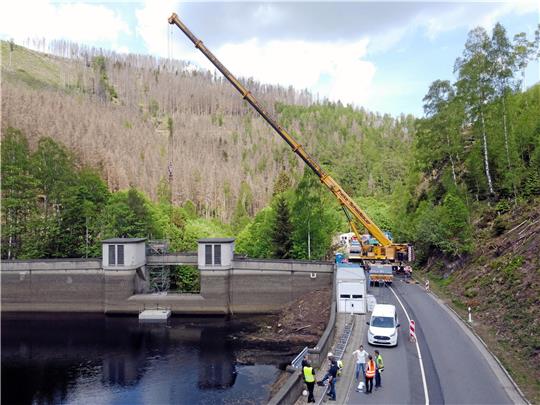 Kraneinsatz am Unterwasserbecken der Okertalsperre. Die Harzwasserwerke haben am Mittwoch die alte Wehrklappe ausgetauscht. Foto: Neuendorf