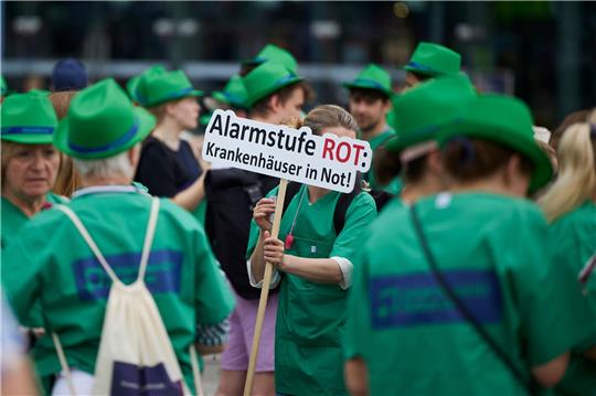 Krankenhausmitarbeiter demonstrieren auf dem Washingtonplatz in Berlin.