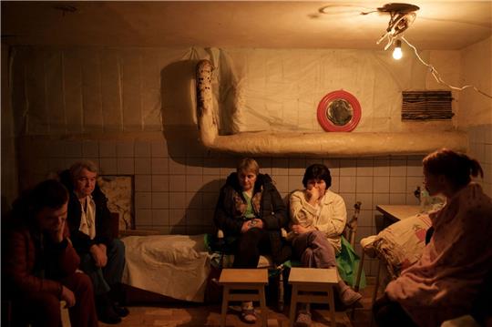 Krankenhauspersonal sitzt während eines Luftangriffsalarms in einem Keller, der als Luftschutzbunker genutzt wird.