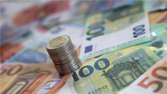 Krankenkasse, Heizen, Tanken - vieles wird 2025 teurer. Es gibt aber auf der anderen Seite auch Entlastungen. 
