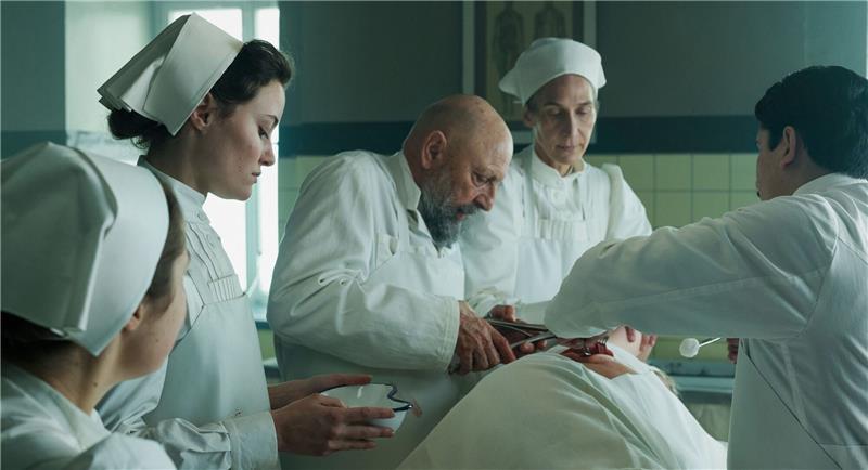Agentenkrieg auf dem Zauberberg: „Davos 1917” Krankenschwester Johanna Gabathuler (Dominique Devenport, 2.v.l) assistiert Professor Tschudi (Pierre Siegenthaler, M) bei einer OP.