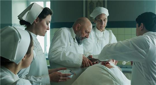 Krankenschwester Johanna Gabathuler (Dominique Devenport, 2.v.l) assistiert Professor Tschudi (Pierre Siegenthaler, M) bei einer OP.