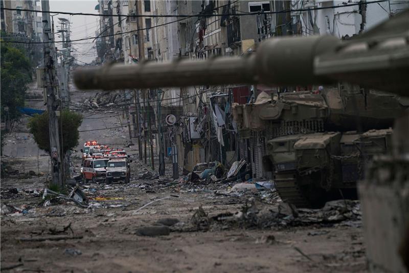 Feuerpause im Gaza-Krieg soll Freitag beginnen Krankenwagen stehen in der Nähe eines Panzers der israelischen Streitkräfte im Gazastreifen. Aus dem umkämpften Schifa-Krankenhaus in Gaza sind nach Angaben des Palästinensischen Roten Halbmonds weitere Patienten evakuiert worden.