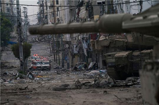 Krankenwagen stehen in der Nähe eines Panzers der israelischen Streitkräfte im Gazastreifen. Aus dem umkämpften Schifa-Krankenhaus in Gaza sind nach Angaben des Palästinensischen Roten Halbmonds weitere Patienten evakuiert worden.