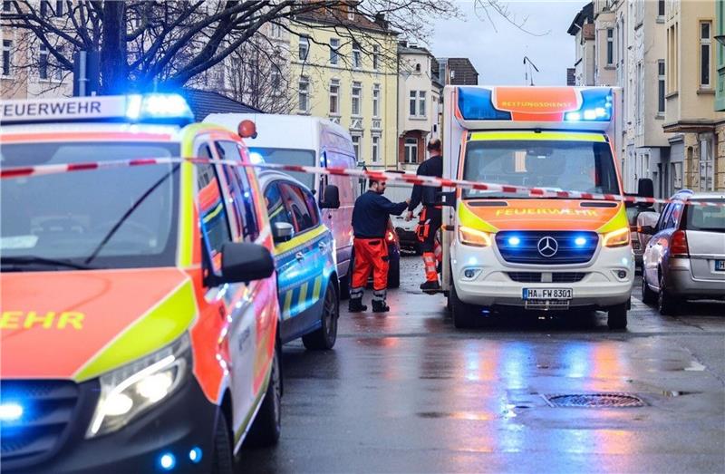 Schüsse bei Streit in Hagen: Zwei schwer verletzte Männer Krankenwagen und Polizei am Tatort in Hagen.