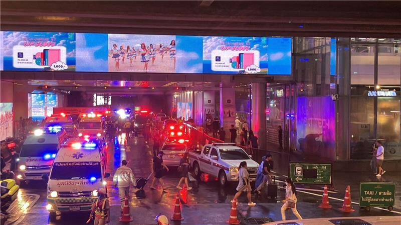 Teenager erschießt zwei Menschen in Luxus-Einkaufszentrum Krankenwagen warten vor einem Ausgang des Siam Paragon Einkaufszentrums, während die Kunden hinausstürmen.
