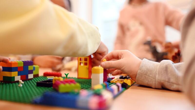 So schützen Sie Ihre Kleinen vor Kinderkrankheiten Krankheitserreger werden in den meisten Fällen durch Tröpfchen- oder Schmierinfektionen übertragen.