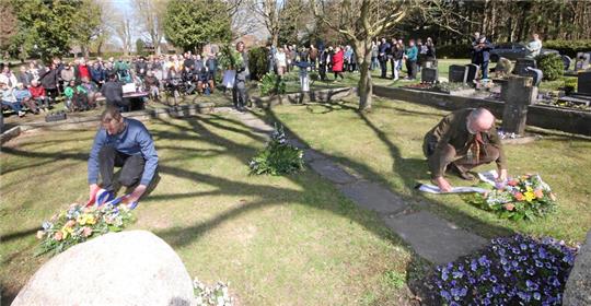 Kranzniederlegungen beenden die Zeremonie auf dem Friedhof Münchehof in Gedenken an die 23 Menschen, die bei einem Räumungstransport des KZ Mittelbau-Dora kurz vor Kriegsende 1945 den Tod fanden.