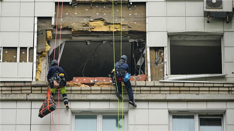 Bilder des Tages Krasnogorsk bei Moskau: Drohnenangriff beschädigt Wohnhaus