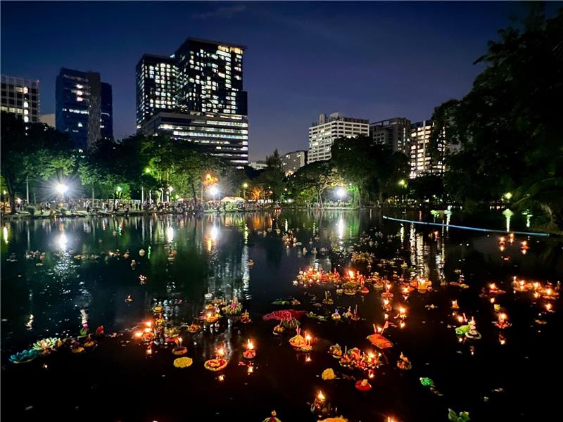 Magisches Fest Loi Krathong: Thailand glänzt im Lichtermeer Krathongs schwimmen in einem See im Lumphini Park, einem der größten Parks Bangkoks.