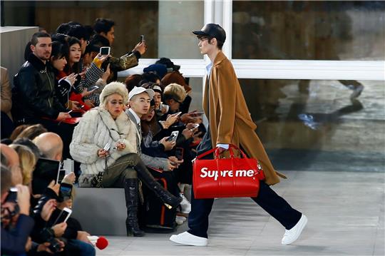 Kreationen von großen Designern wie Louis Vuitton und Supreme halfen der Männerhandtasche wieder in den Mainstream zu finden.
