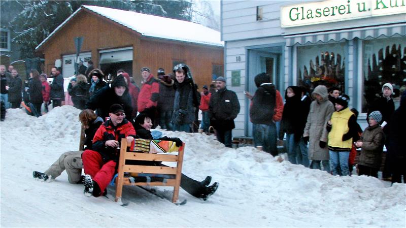 Volksrodeln: Ein Event mit Geschichte kehrt in den Oberharz zurück Kreativ sind die Teilnehmer des Volksrodelns auf jeden Fall: Ein Bett wird auf Kufen geschnallt.