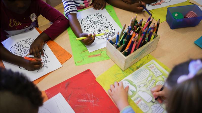 Kreative Aktivitäten für Kinder finden laut einer Umfrage fast alle Deutschen wichtig - gerade digitale Medien sehen viele aber als Hindernis. (Symbolbild)