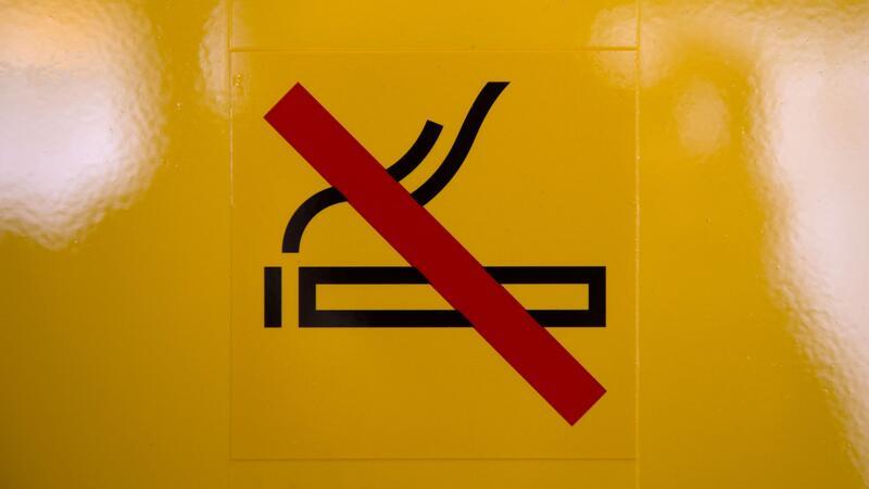 Experten für Verkaufsverbot von Zigaretten in Supermärkten Krebsforscher fordern ein Verkaufsverbot von Zigaretten in Supermärkten und Tankstellen.
