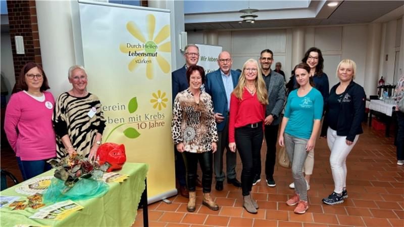 Therapie, Beratung und Hilfe bei Krebs Krebsinformationstag im Kreishaus: (v.l.) Astrid Müller und Rita Prinz (Pink Ladies), Claudia Gebhardt-Zomorodbakhsch, Dr Timo Kambach, Eike Hulsch, Anette Schäfer, Dr. Bijan Zomorodbakhsch, Kerstin Korn, Dr. Sigrid Klara Borberg und Janett Dünnhaupt-Wiesner (Physiofitnesszentrum).