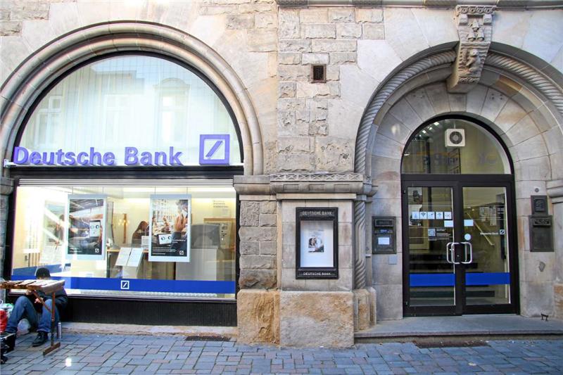 Kreditinstitut will bundesweit rund 200 Filialen schließen oder zusammenlegen Die Deutsche Bank in Goslar.  Foto: Klaeden
