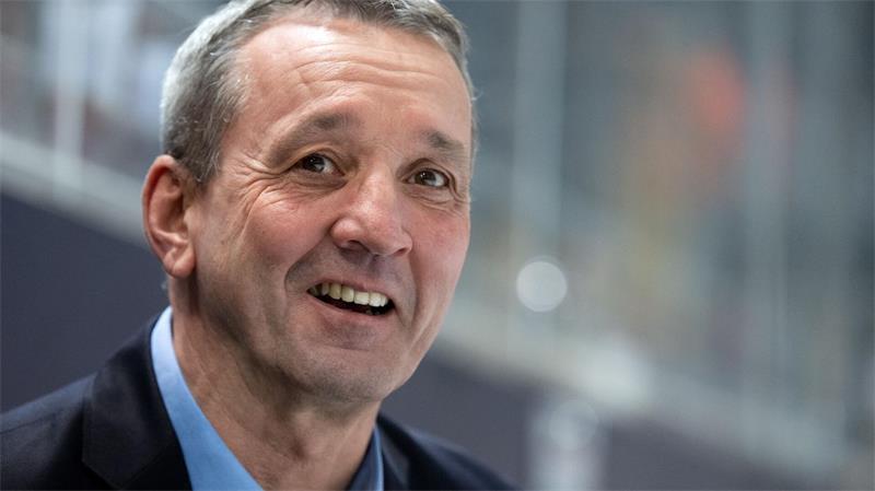 Krefelds Coach Thomas Popiesch bekam es zum DEL-Start mit seinem langjährigen Ex-Club zu tun. (Archivbild)