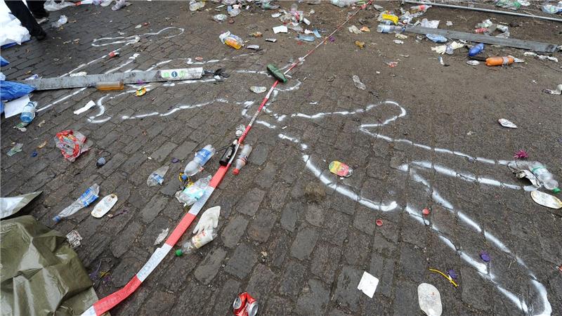 Duisburg sucht neuen Umgang mit der Loveparade-Katastrophe Kreide markiert die Lage der Leichen am Unglücksort. (Archivbild)